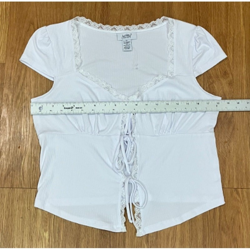 Just Polly Juniors’ Lace Trimmed Tie-Front T-Shirt White XL