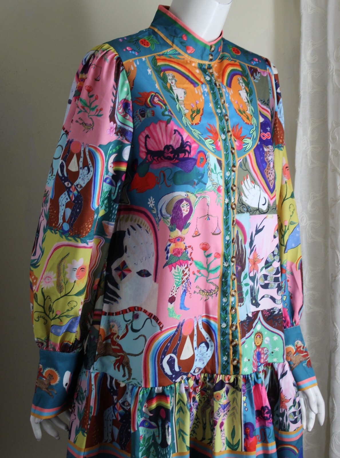New Estate ASIAN Sz L Runs S M Art-Wear FACES Frilly Funky PRINT Tunic Top 35″L