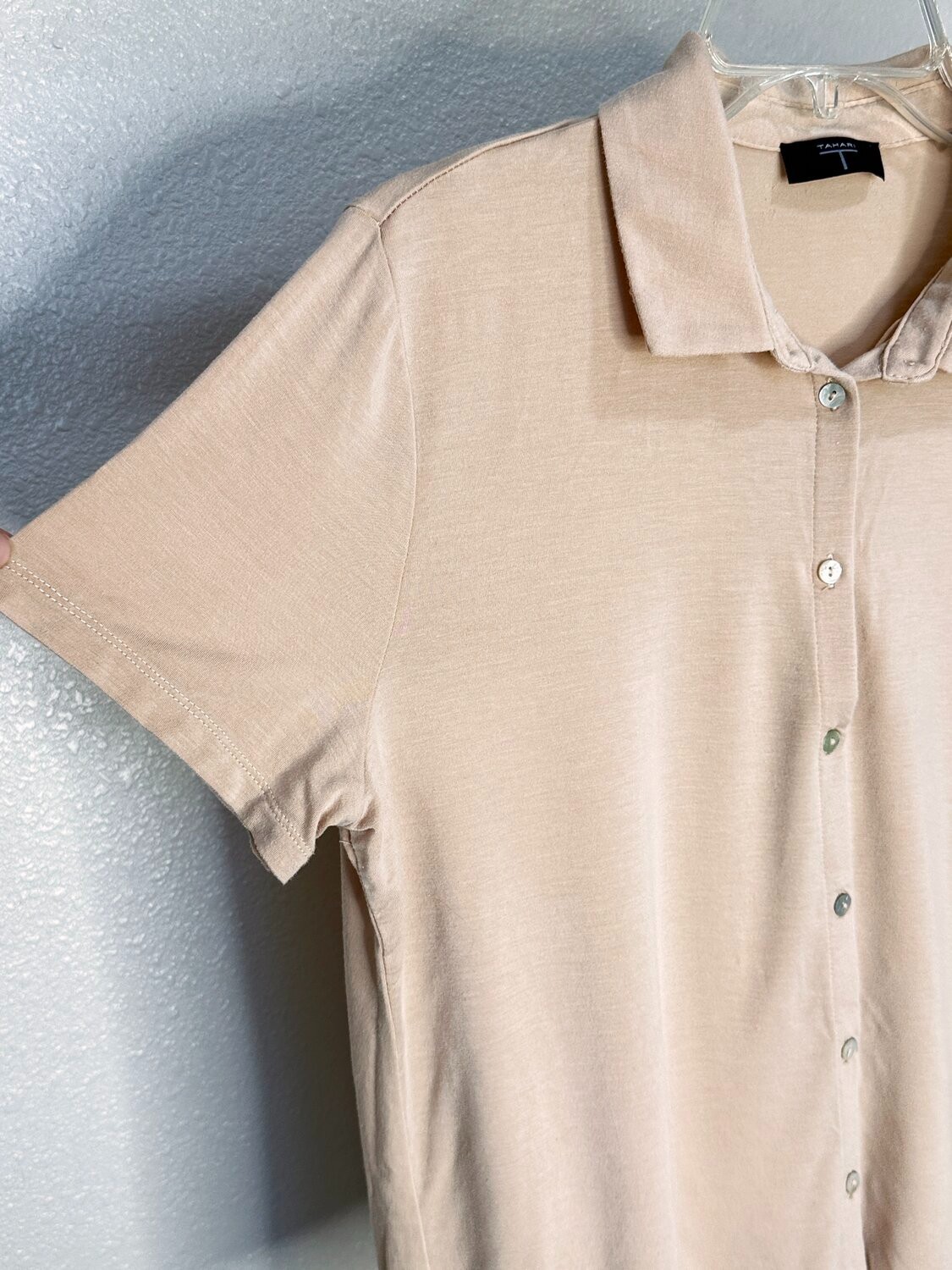 T Tahari Blouse Womens M Beige Short Sleeve Collared Button Up Silky Knit Career