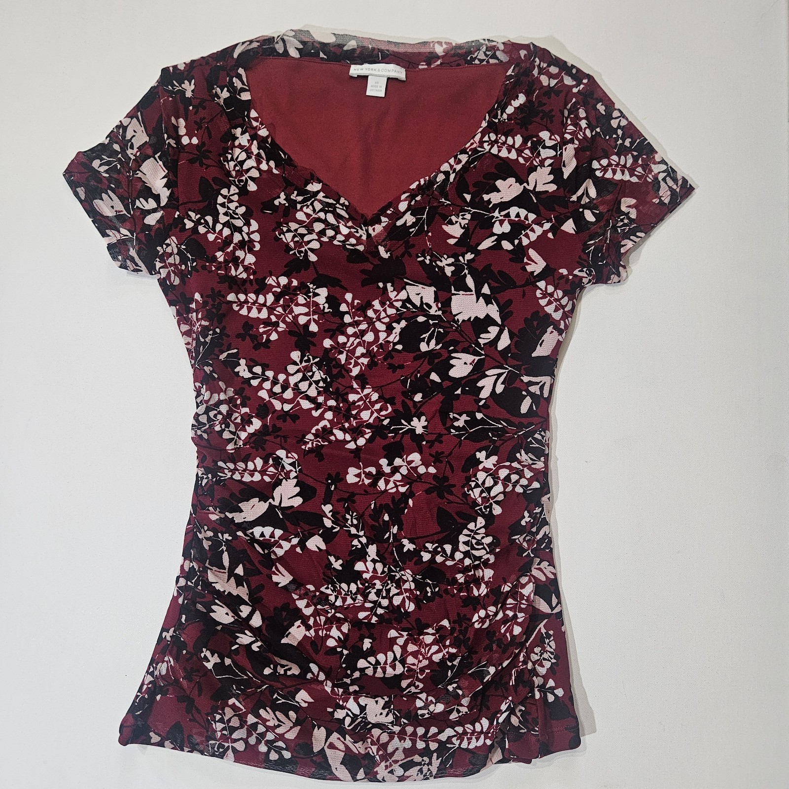 New York And Company Top Womens XS Red Black White Floral Gathered Side Blouse