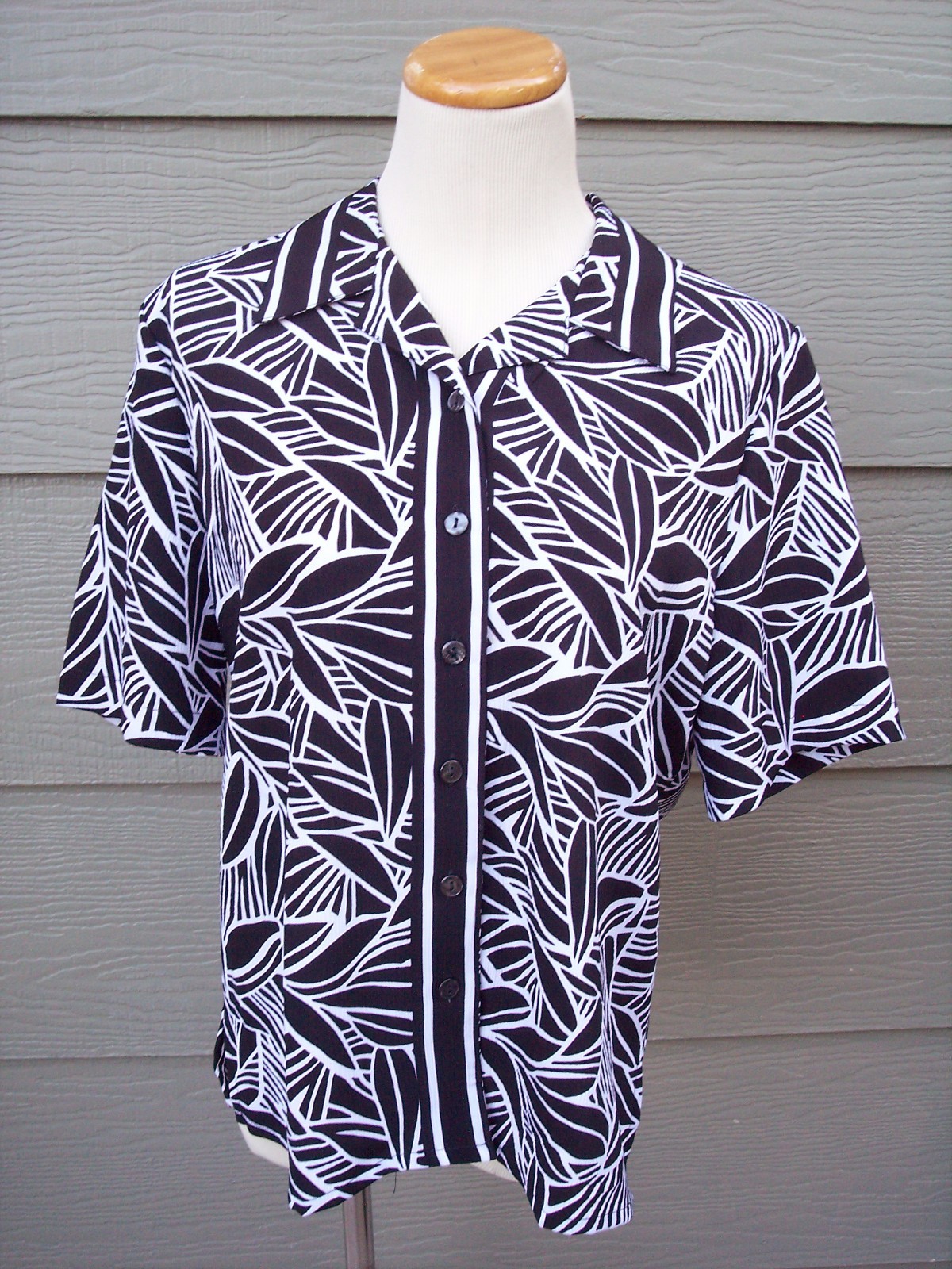 Allison Daley Camp Shirt Sz Petites 8 8P 41BBlack White Floral Crinkled Top