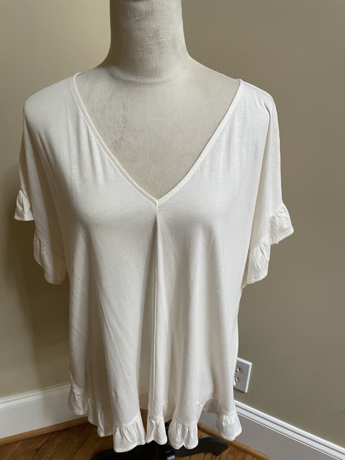 Beautiful Loft Women’s Size 16/18 Cream V-Neck W/ Ruffled Short Sleeve & Hem