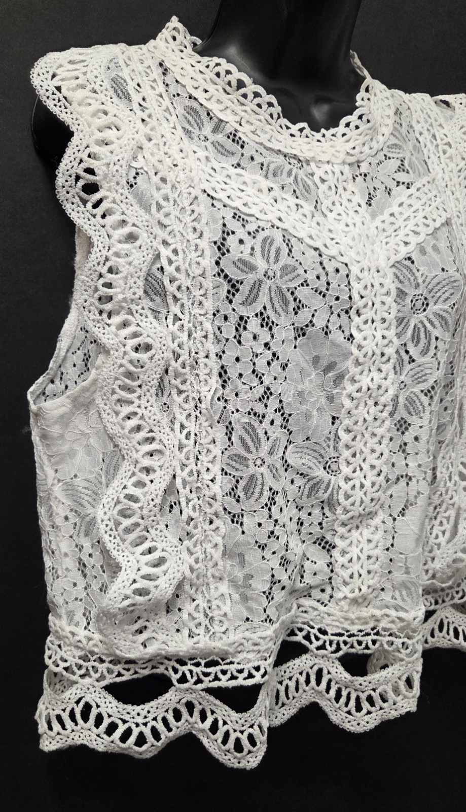 JLO by Jennifer Lopez Floral Lace Crop Top • Size 2 • Cottagecore • Coastal ✨️