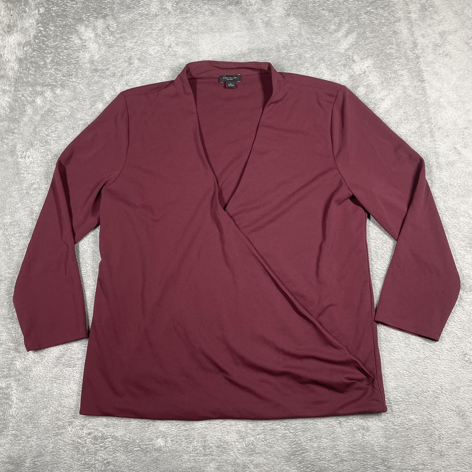 Ann Taylor Factory Blouse Womens Medium Red Surplice V-Neck 3/4 Sleeve Jersey
