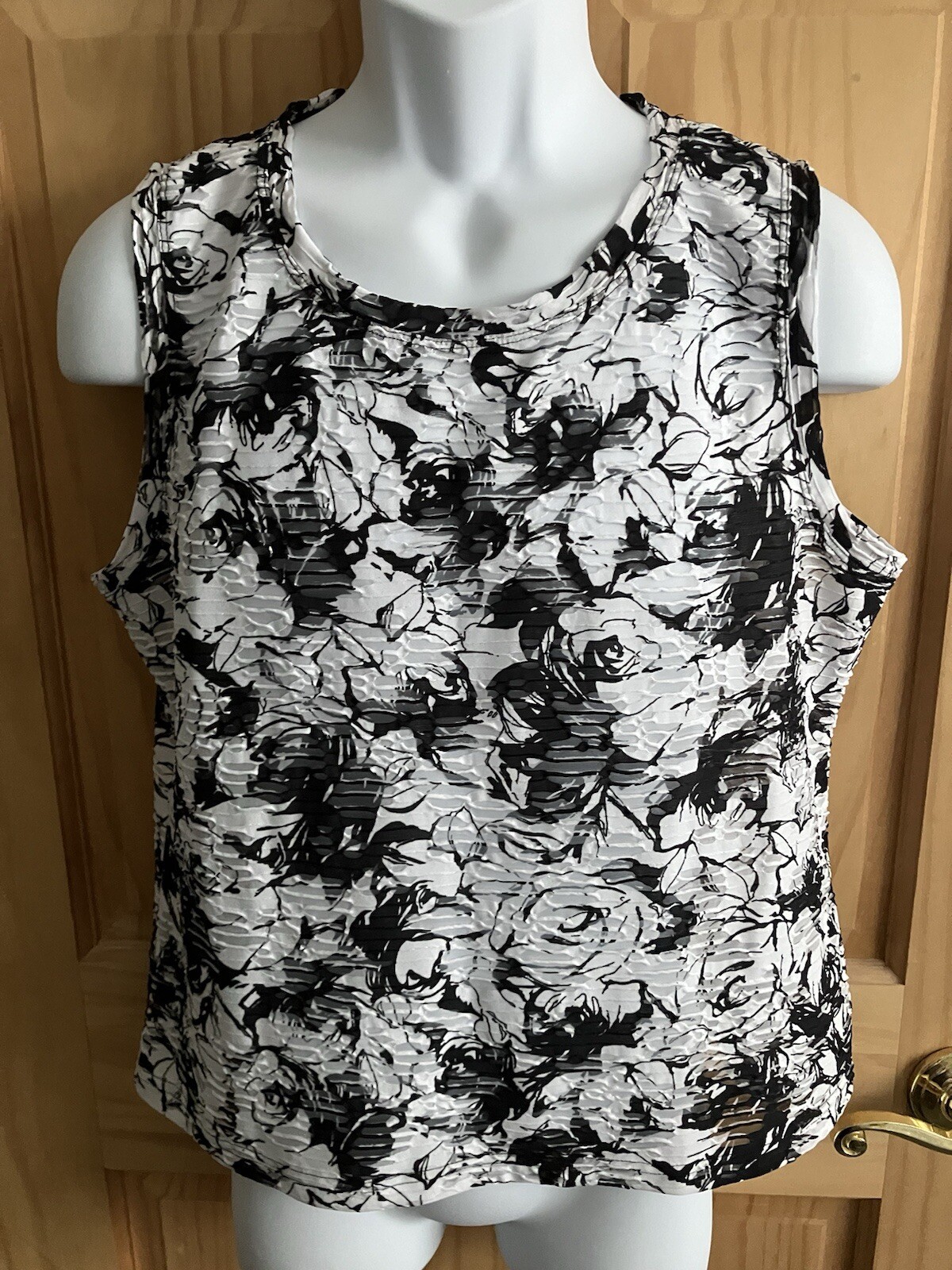 Erin London Women’s L Floral Embossed Tank Top