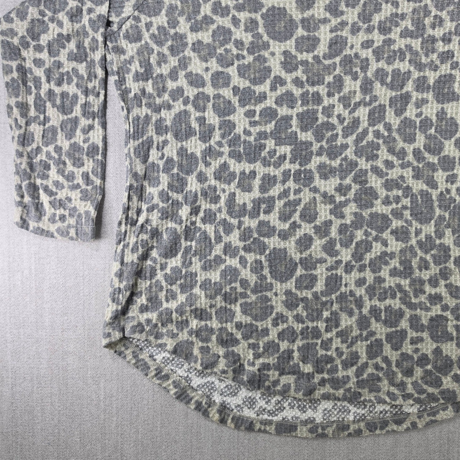 Peace & Pearls Waffle Knit Top Women XXL Gray Leopard Print Raglan Sleeve