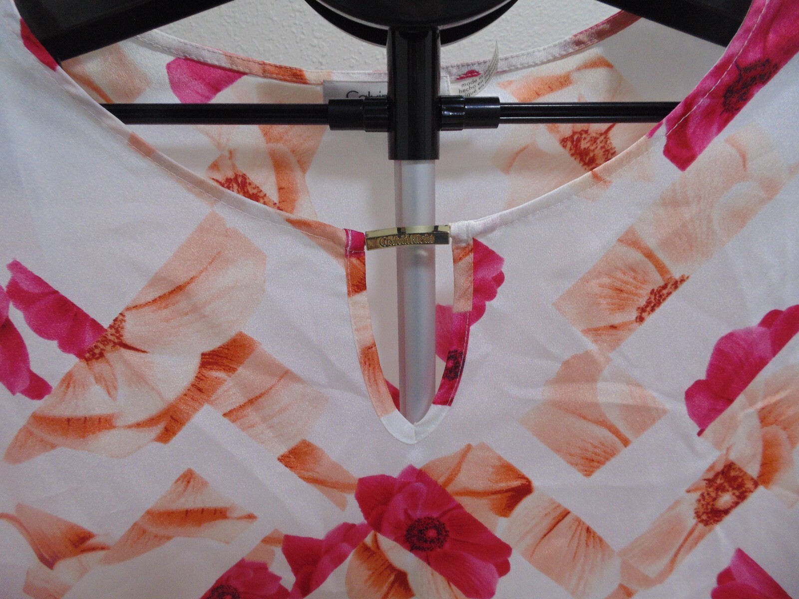Calvin Klein Women’s Cap Sleeve Pink & White Floral Blouse Key hole Top Size L