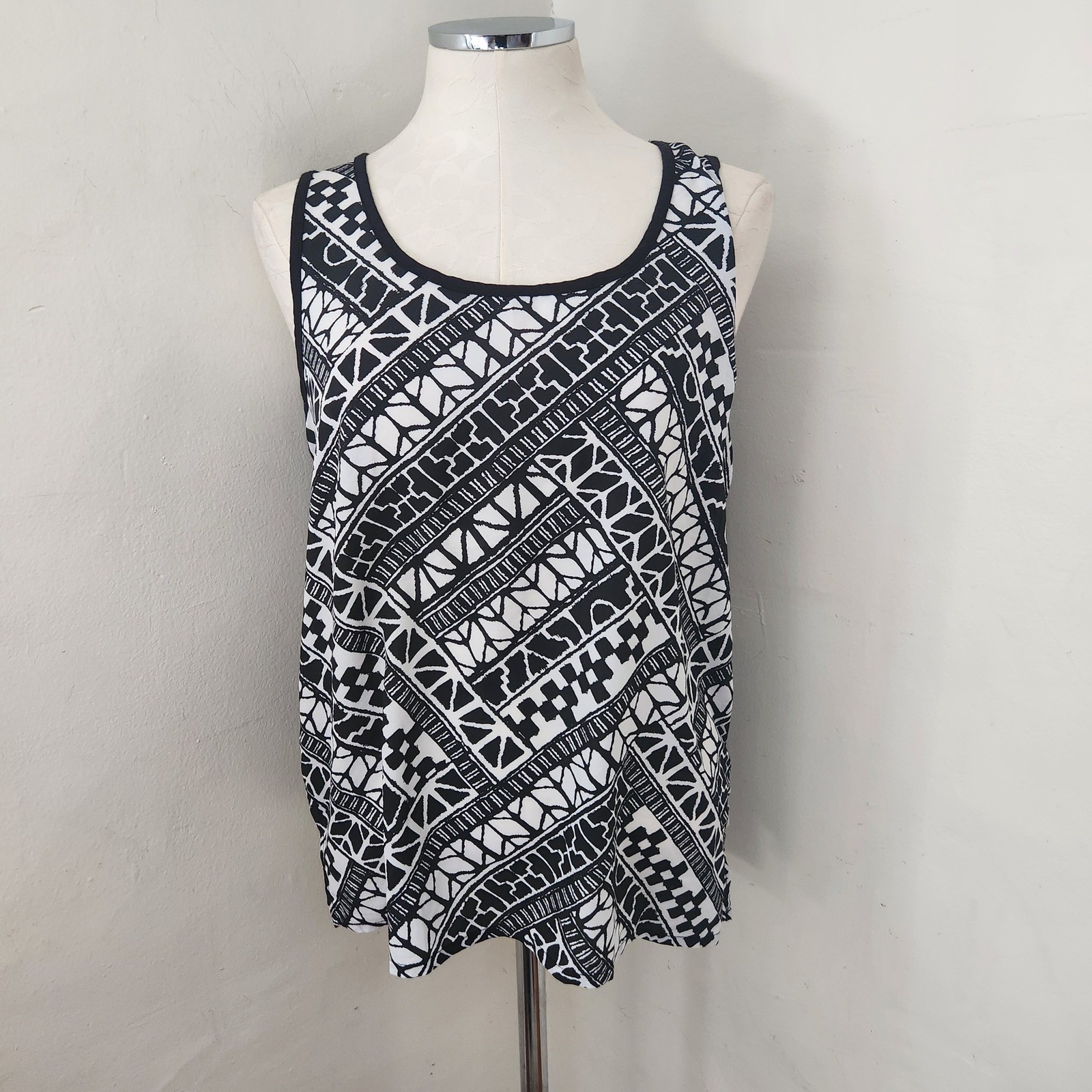 August Silk Womens Large Black White Geometric Tribal Print Tank Top Sleeveless