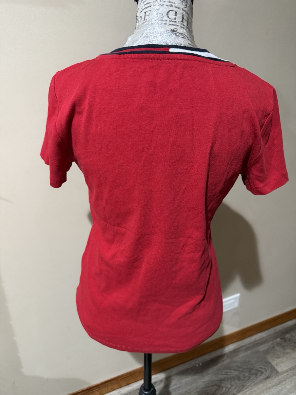 Tommy Hilfiger Women’s Red Solid V-Neck Short Sleeve Cotton Knit Logo Tee M