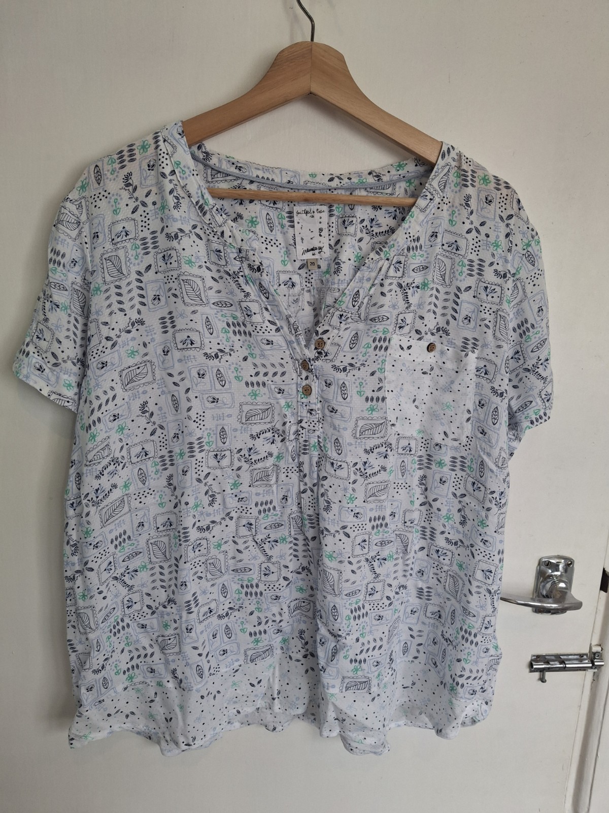 White blue botanical patterned t-shirt size 20 Mantaray