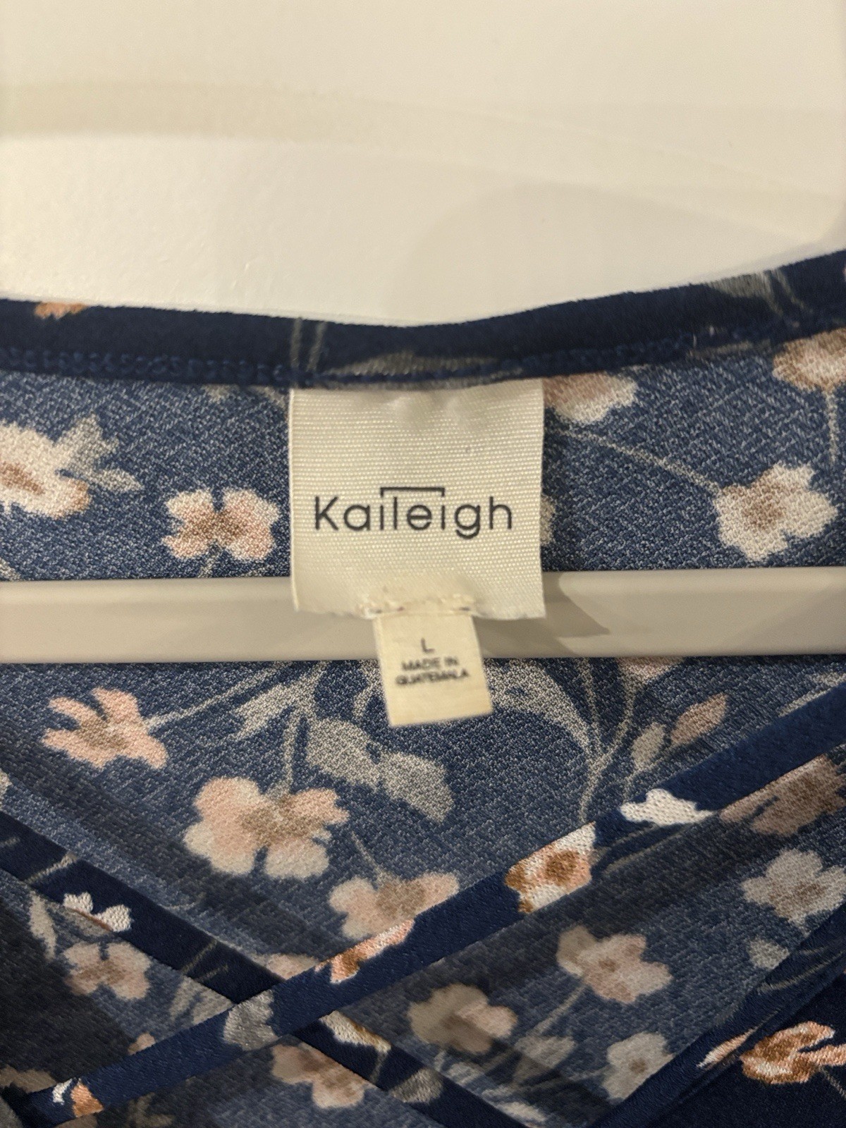 Kaileigh Floral V-Neck Short Sleeve Criss-Cross Hi-Low Pullover Blouse L