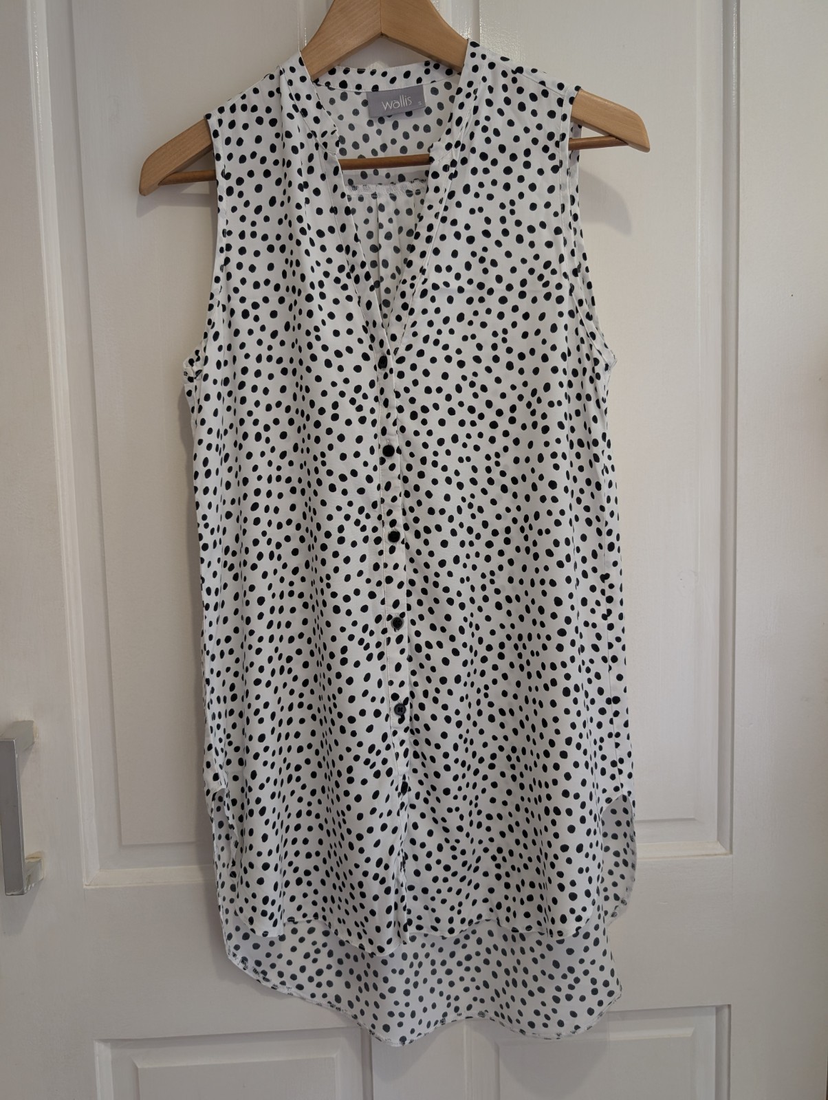 Wallis White Polka Dot Blouse Size Small Sleeveless Button Down Dropped Hem