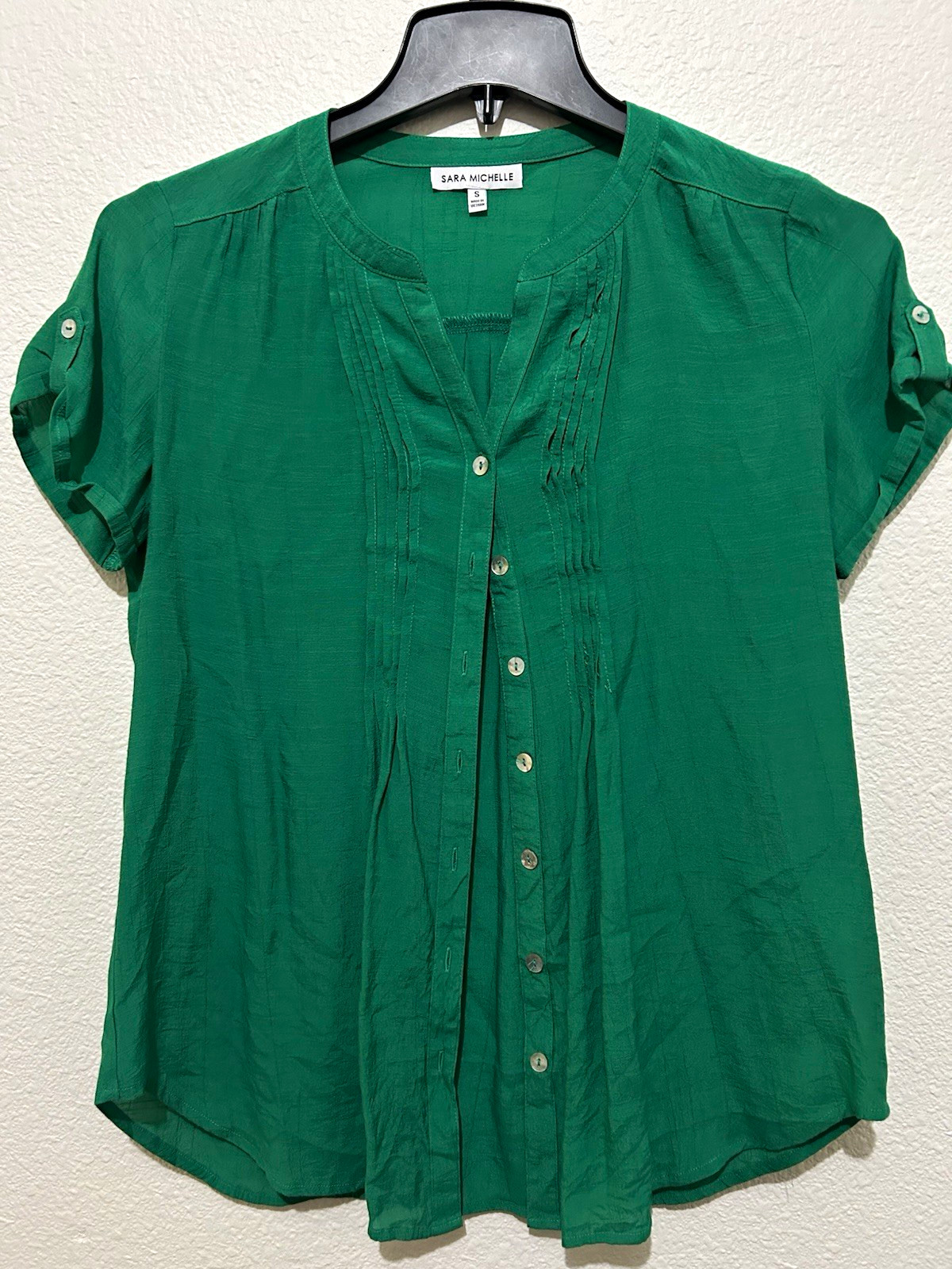 Sara Michelle Women’s S Green Solid Split Neck Pleated Button Front Blouse