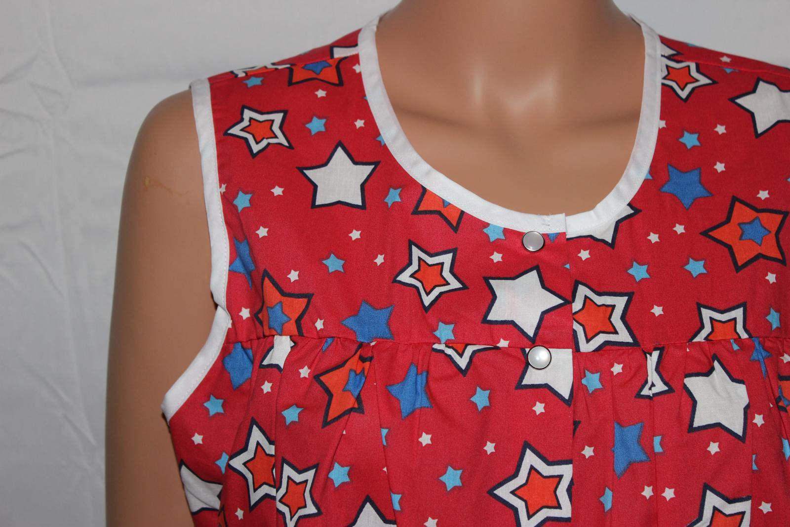 NEW – EASY ESSENTIALS SNAP FRONT SMOCK COBBLER APRON RED STARS M XL 1X 2X 3X 4X