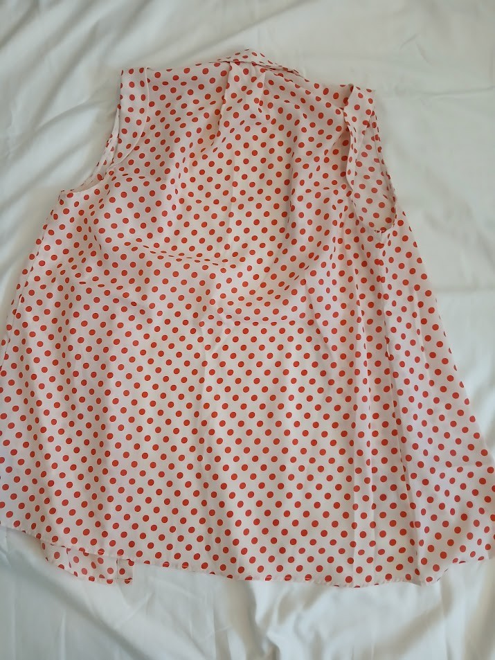 XXI white with coral poka dots sleeveless blouse