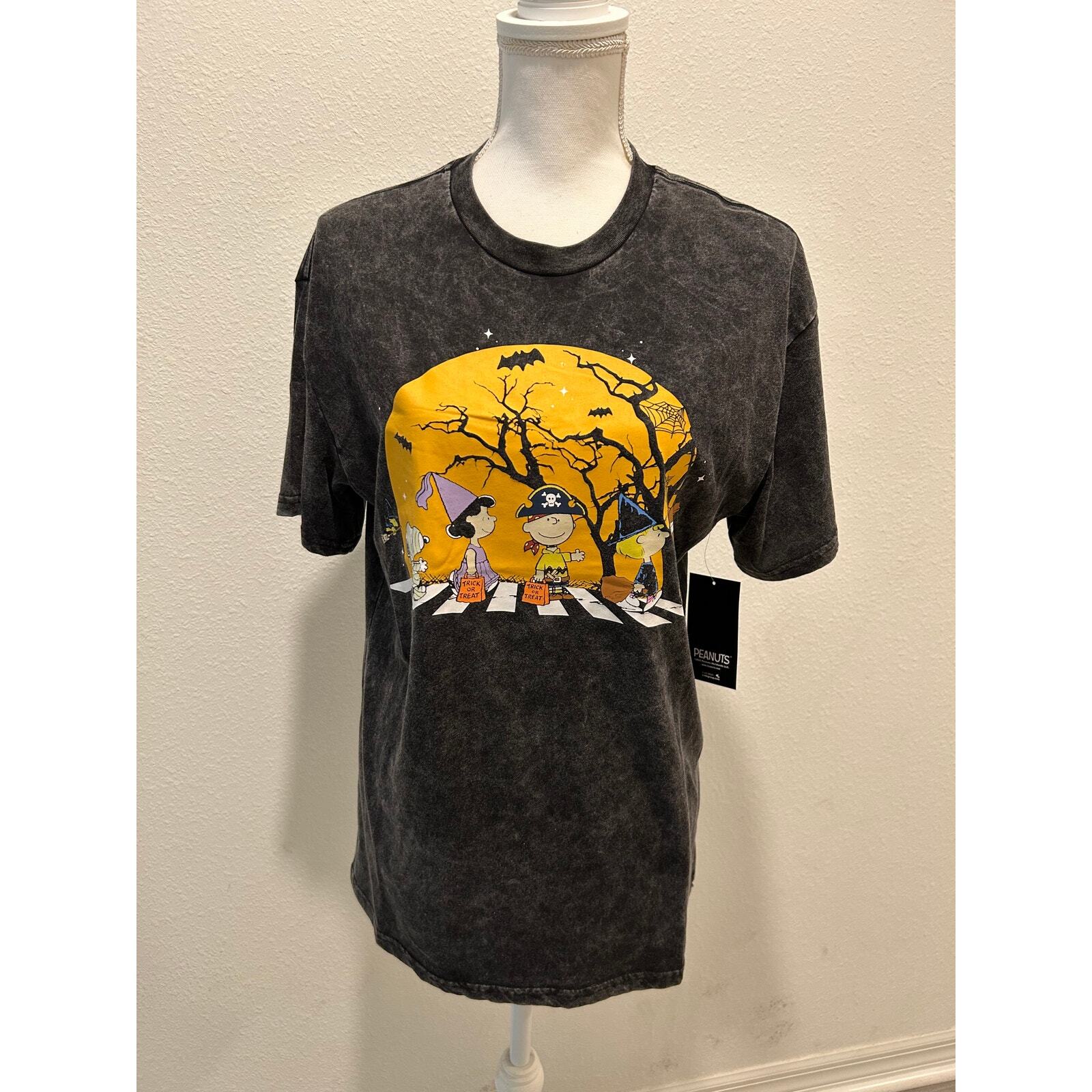 Womens Peanuts Halloween Trick Or treat Crew Neck T-Shirt Size Medium M New B98