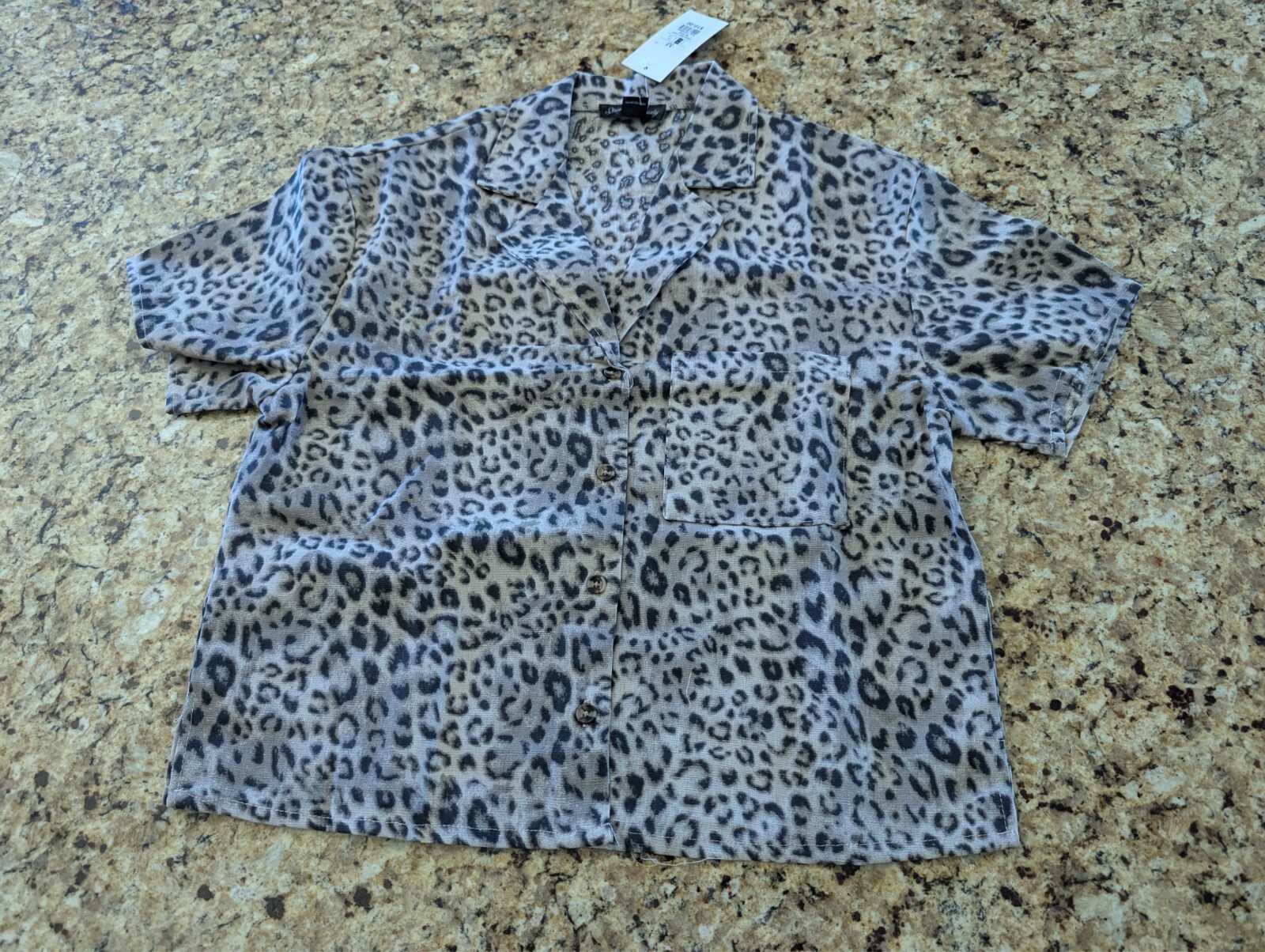 Streetwear Society Women’s Short Sleeve Button Up Blouse Leopard Print size M