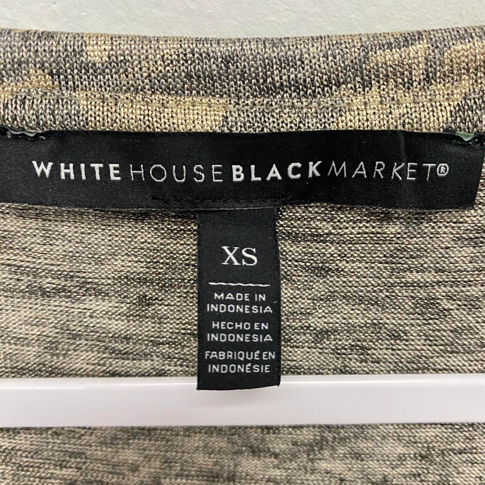 White House Black Market Metallic Print Tee Animal V-Neck Grey Gold Top size XS