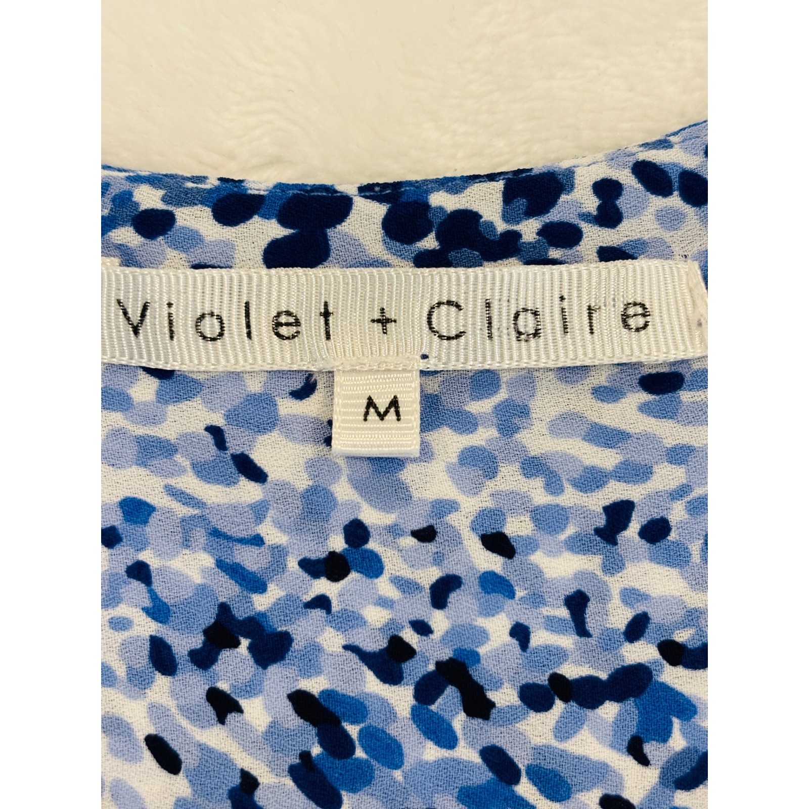 Violet + Claire Blue White Abstract Print Sleeveless V-Neck Blouse Medium