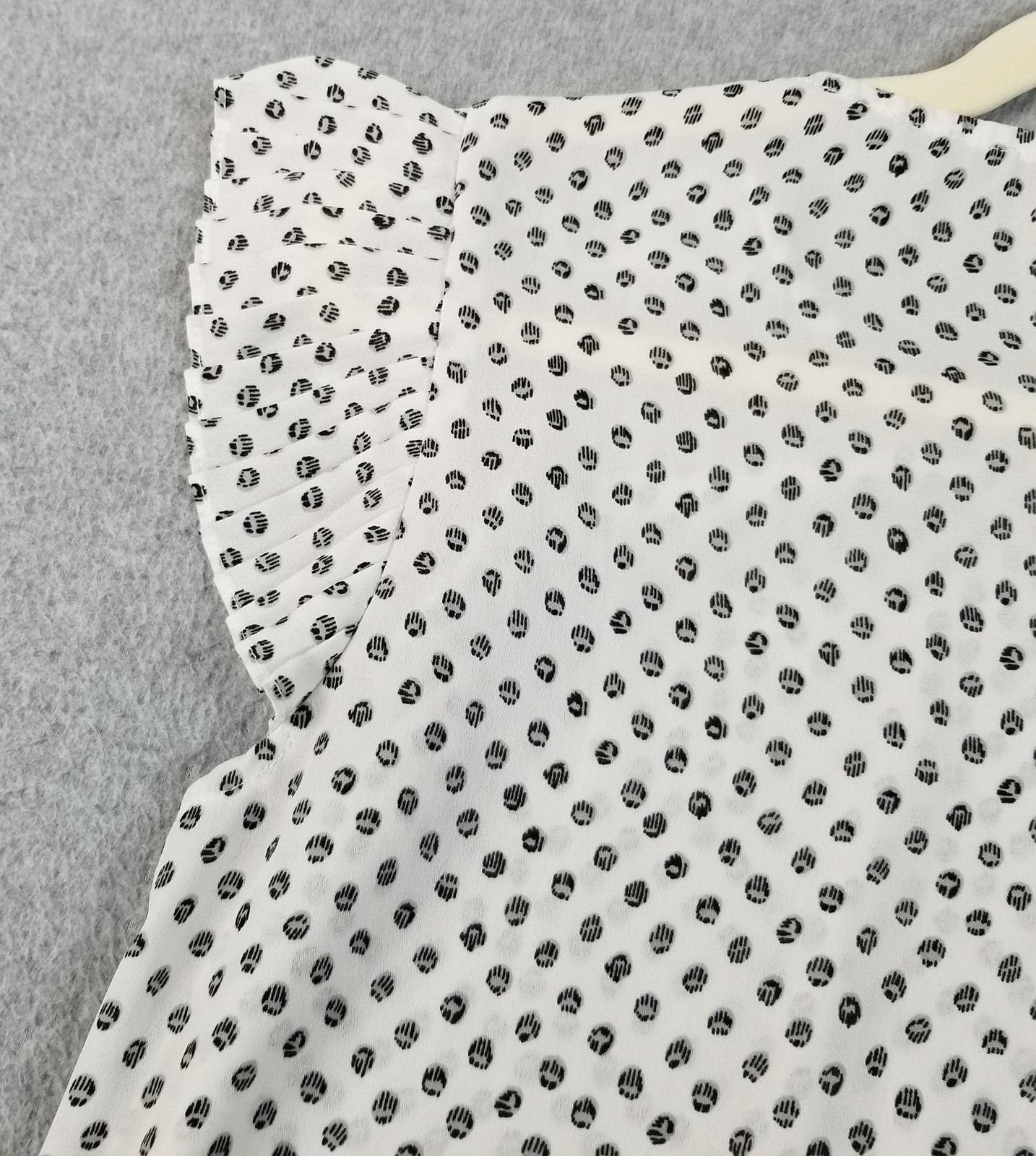 ADRIANNA PAPELL Top Women’s Small White Black Gray Geometric Sheer Short Pleated