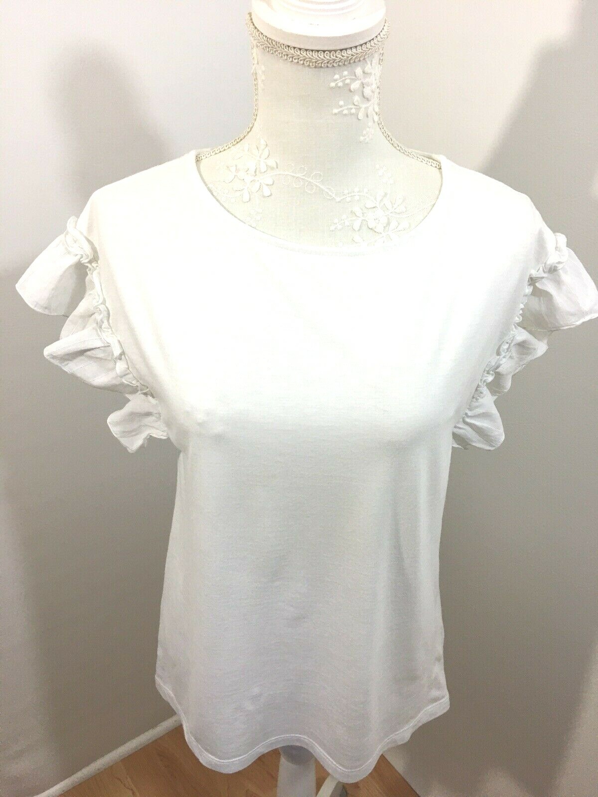A.N.D. Ladies Top Sz M White Ruffle Cap Sleeve Hi Lo Hem Pullover
