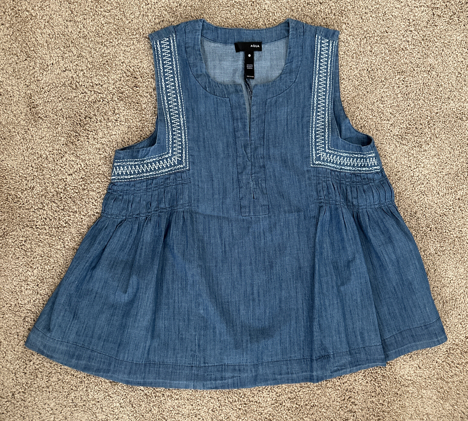 Bloomingdale’s AQUA Chambray Embroidered Sleeveless Shirt – Size Small – EUC