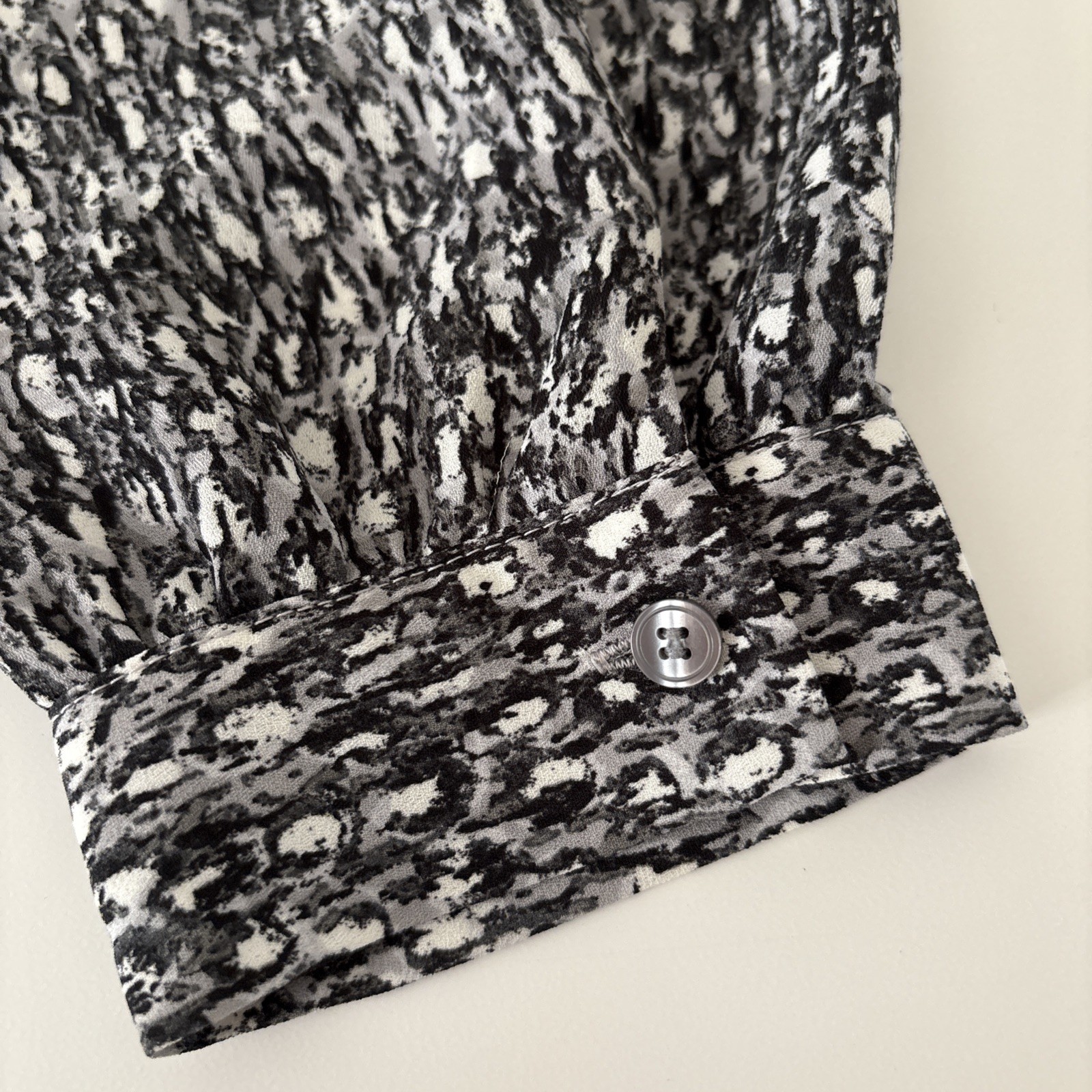 Talbots Petites MP Top White Black Geometric Blouse V- Neck LS Career Business
