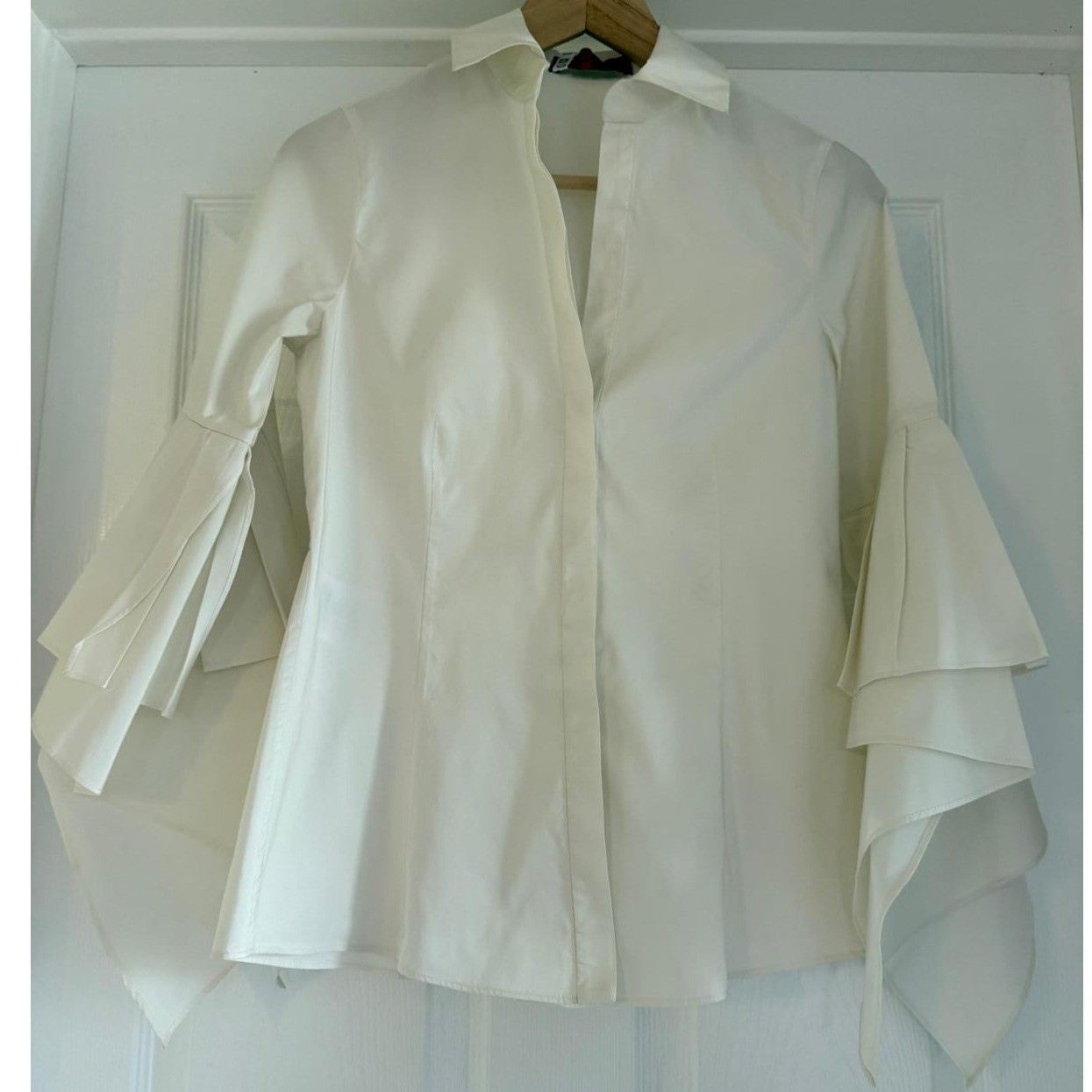 Carolina Herrera White Tiered Pleated Bell Sleeve Button Down Blouse Size 2