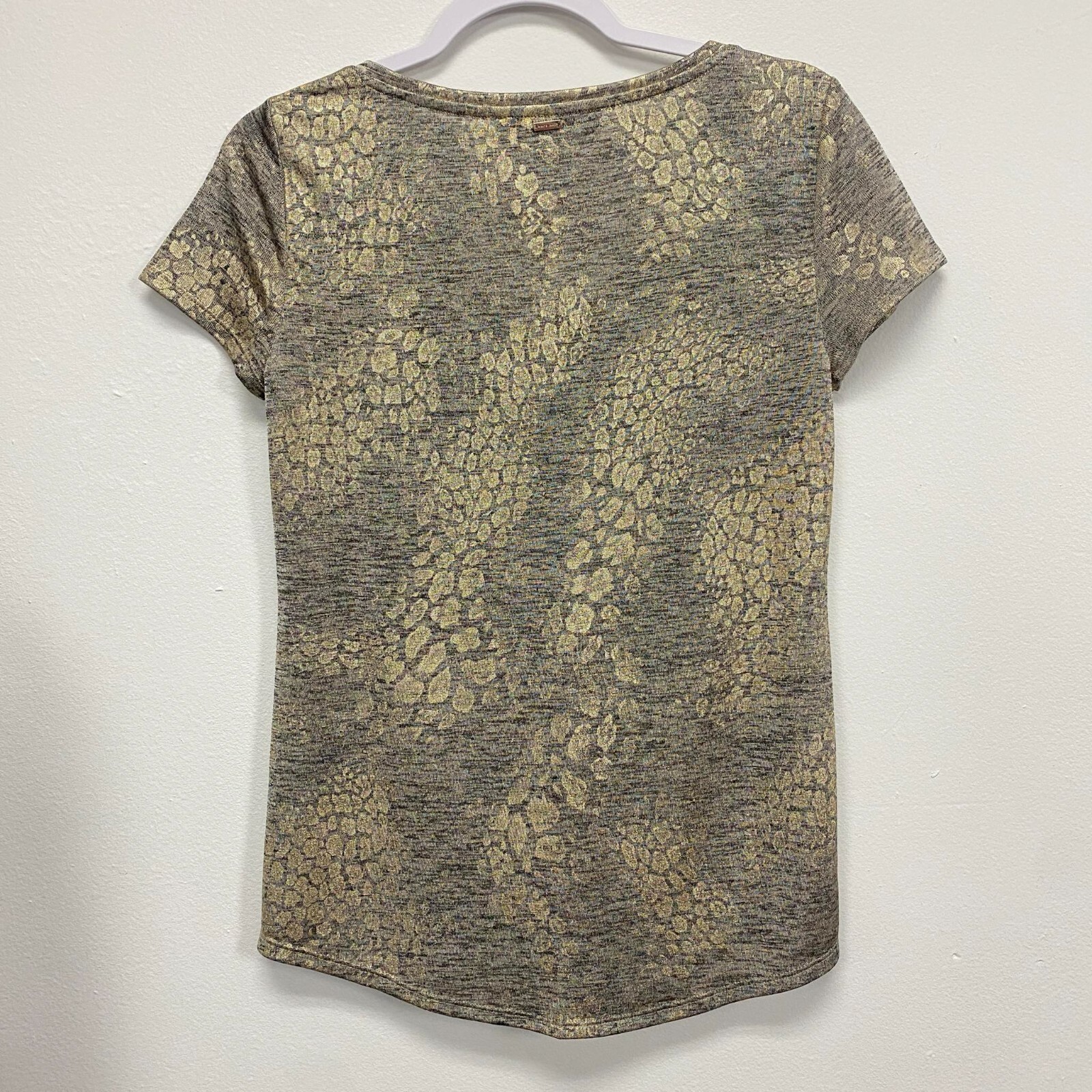 White House Black Market Metallic Print Tee Animal V-Neck Grey Gold Top size XS