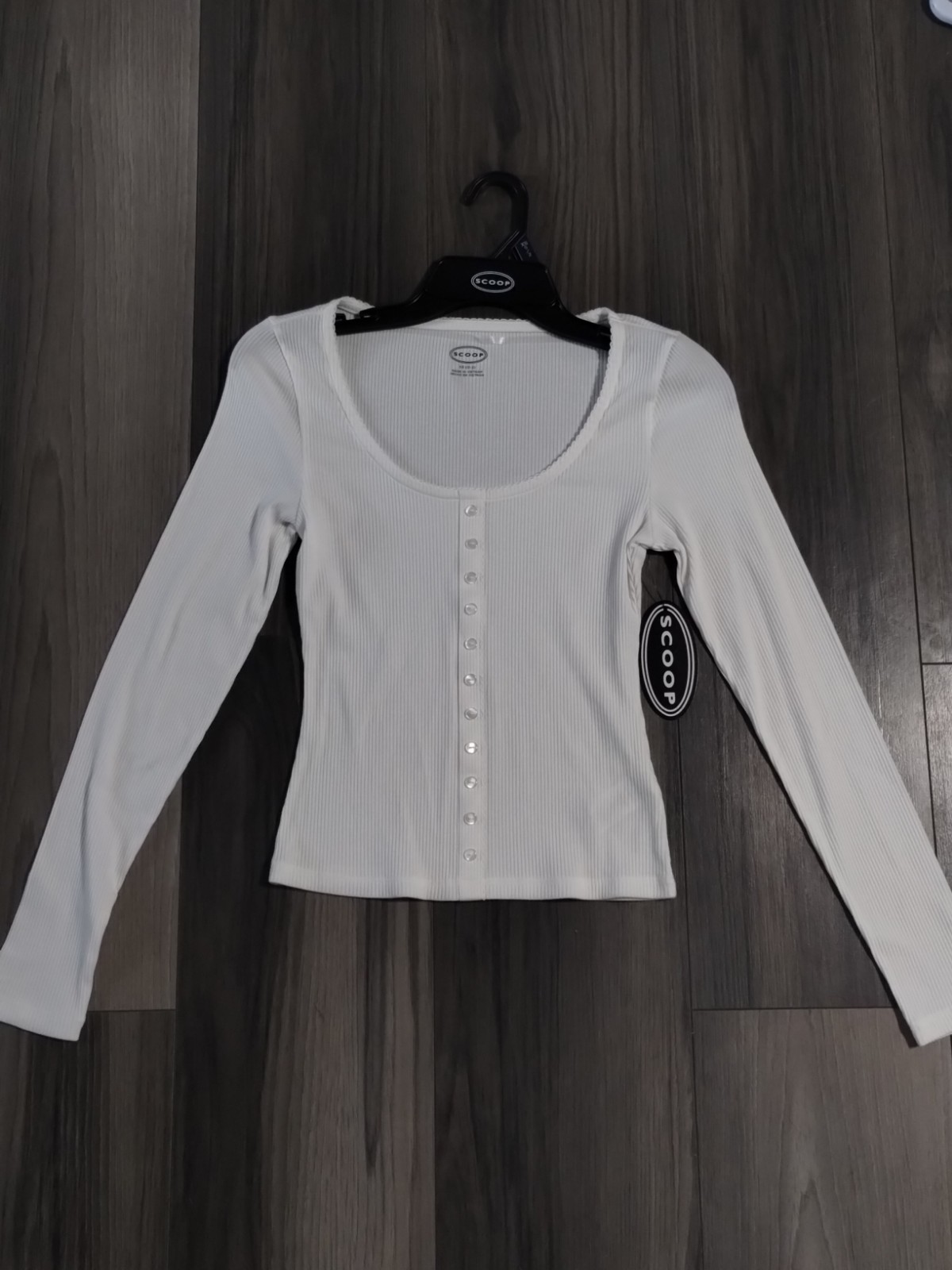 women’s scoop neck long sleeve top (XS 0-2)
