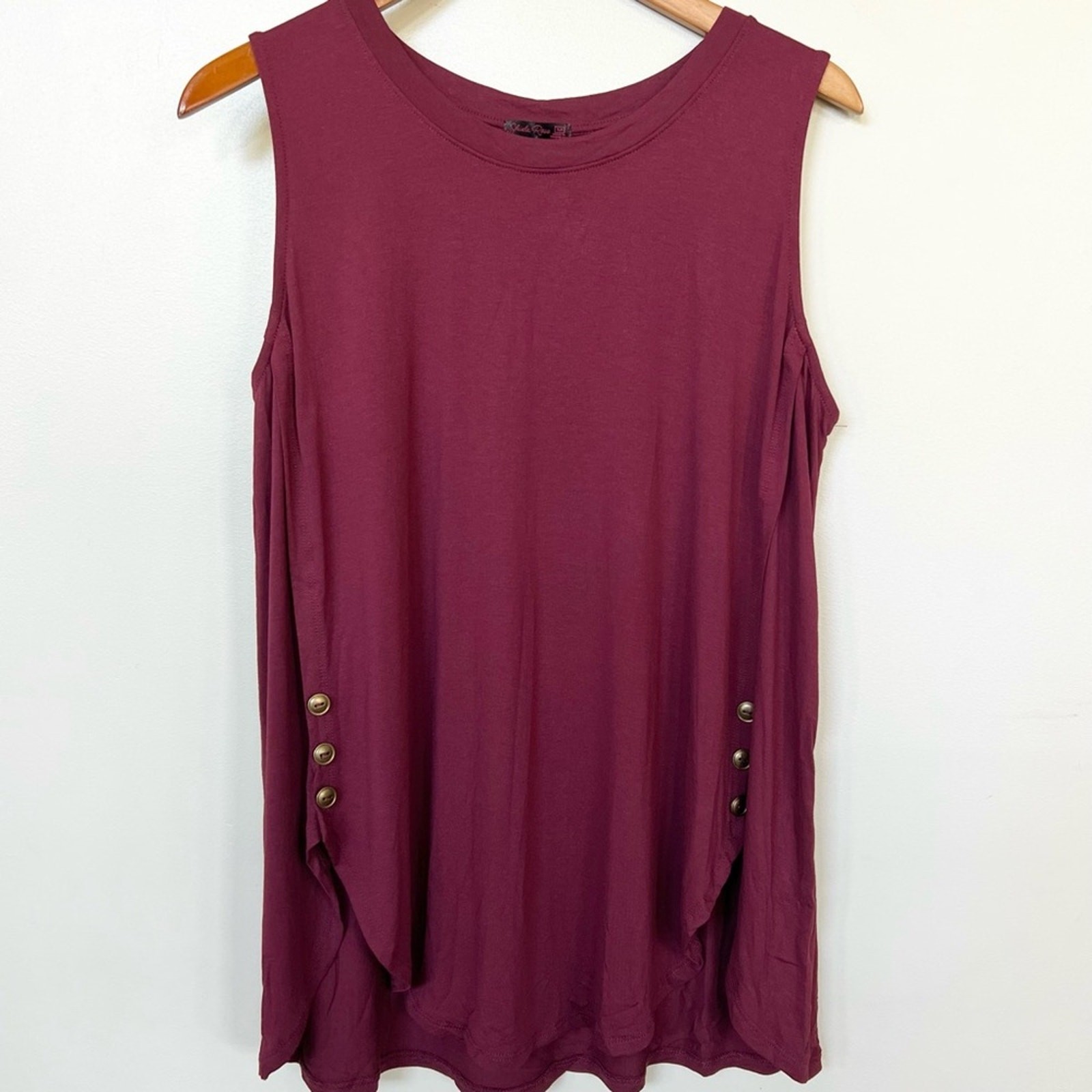 New SHIELA ROSE Sleeveless Top Wine Button Side Accent Women’s SIZE M