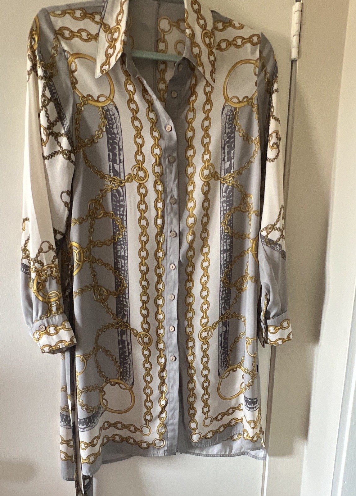 Vertigo Women’s Gray/White/Gold Chain Satin Collared Tunic Blouse M