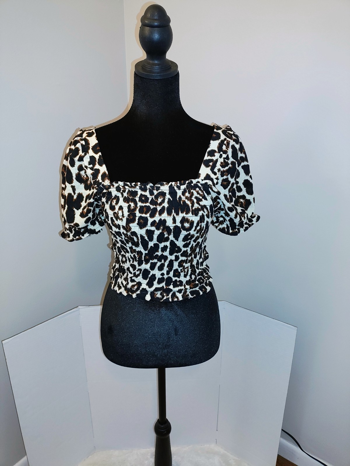 Monteau Los Angeles Women’s M Leopard Smocked Square Neck Puff Sleeve Crop Top
