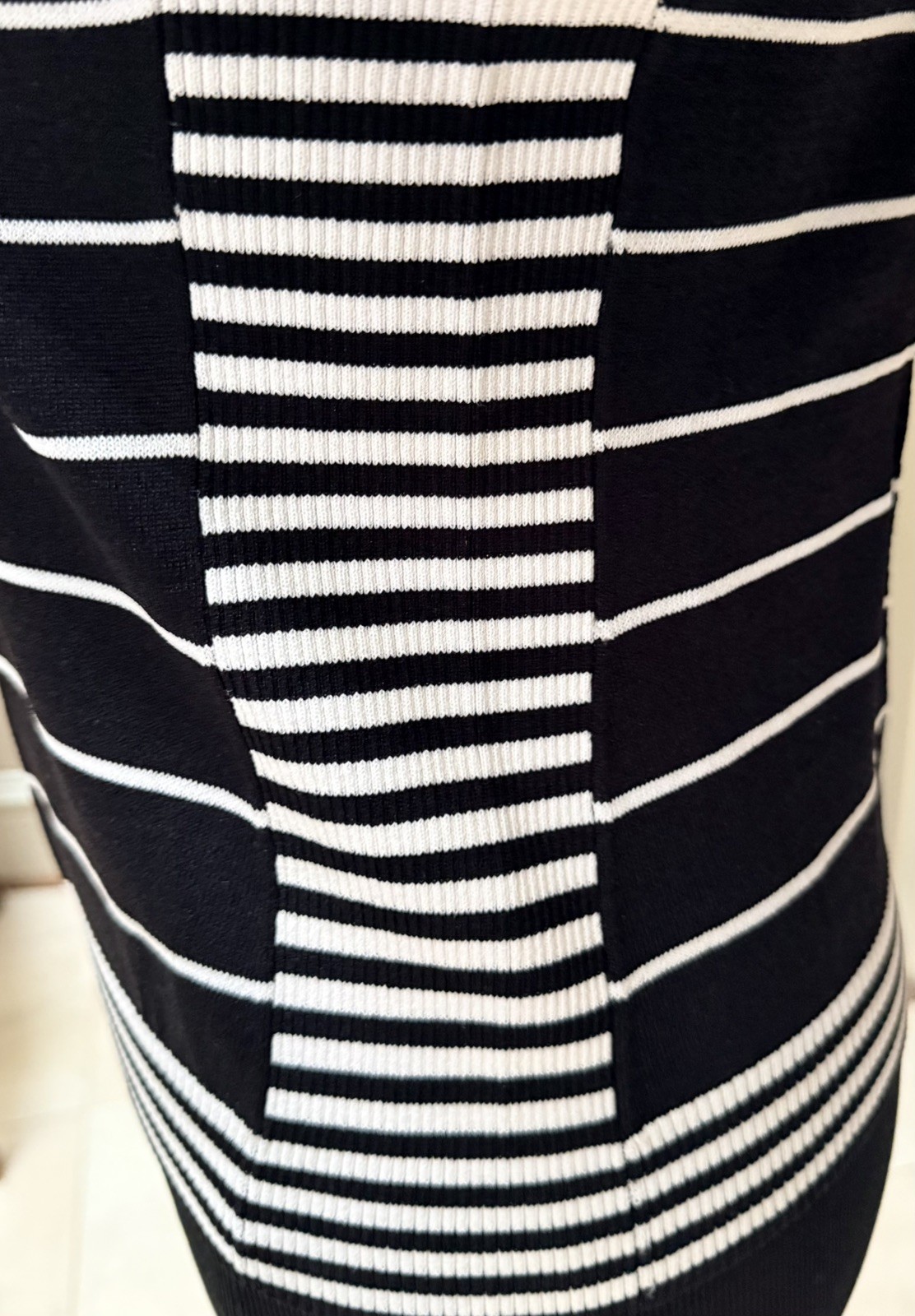 WORTH Black/White Striped Knit L/S Pullover Top Fabric Rosette Pin Sz M – EUC