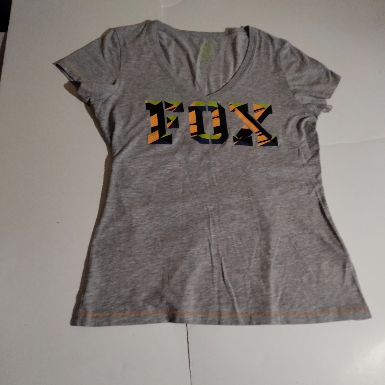 Fox Gray v-neck Short sleeve t-shirt medium women’s 30 inches wide