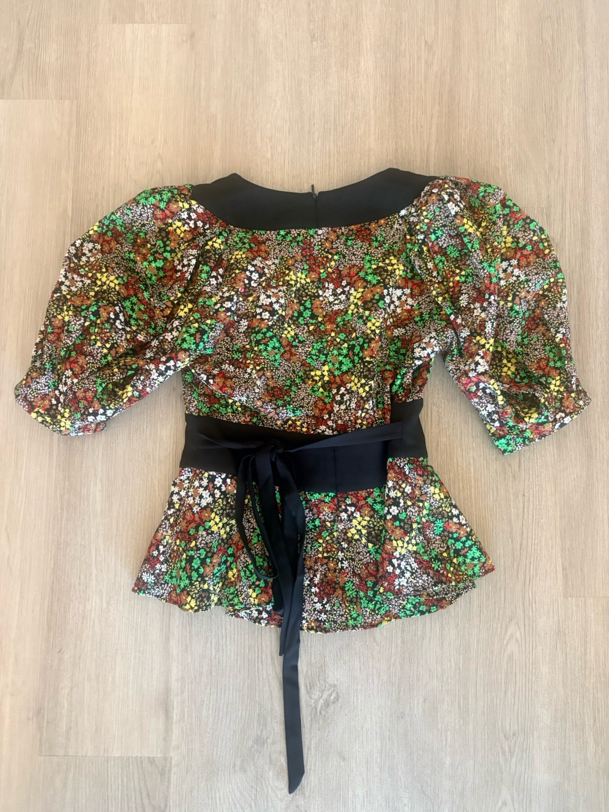 Ted Baker London Floral Sequin Peplum Blouse V-Neck Puff Sleeve Zip L