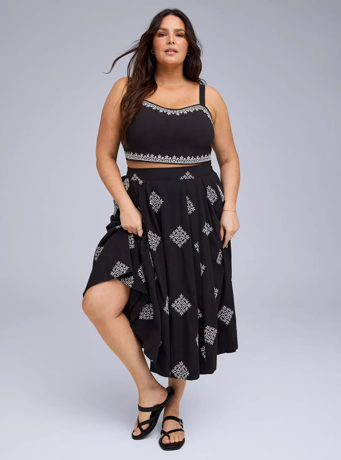 Torrid Plus 2X Belle Isle Embroidered Sweetheart Crop Top Sleeveless Black NWT