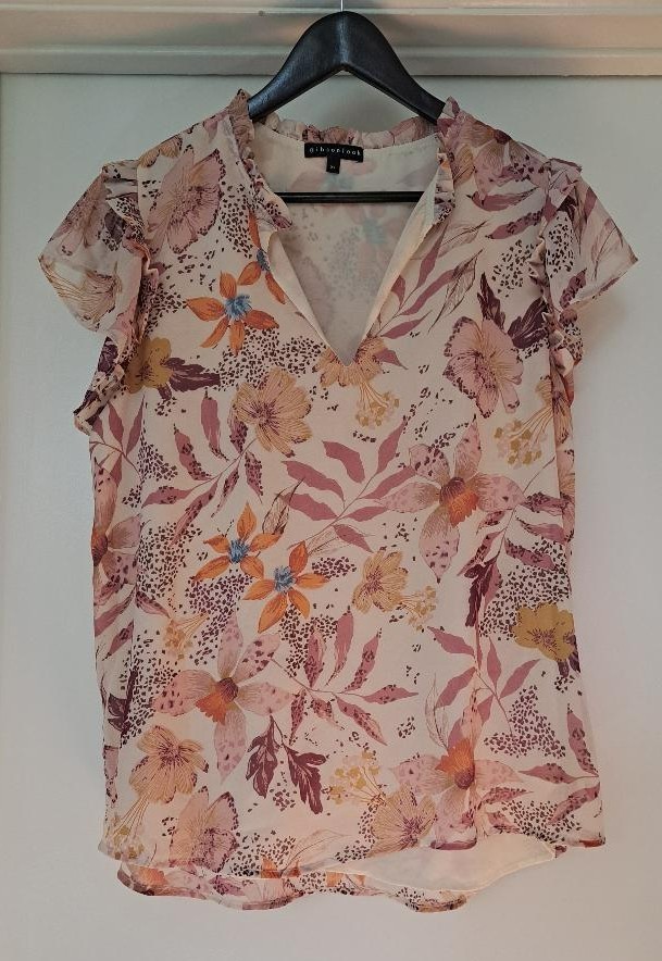 Gibsonlook Split Neck Flutter Sleeve Blouse in Plum Garden Print, size XL