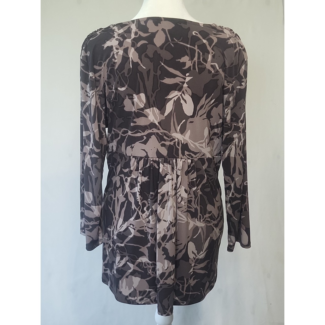 Daisy Fuentes L Tunic Blouse Mauve Gray Floral V-Neck 3/4 Sleeve Ruched