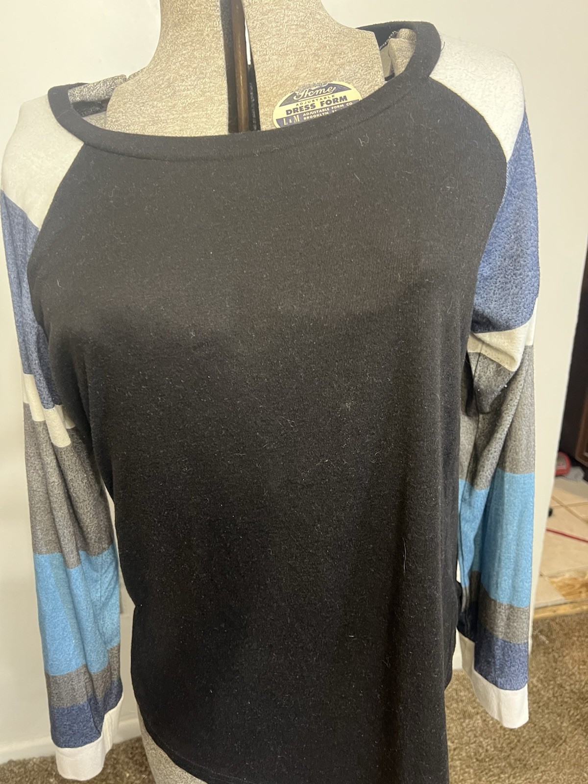 Women’s Top Yidarton Long Sleeve Crew Black, Blue Gray and White Size Large