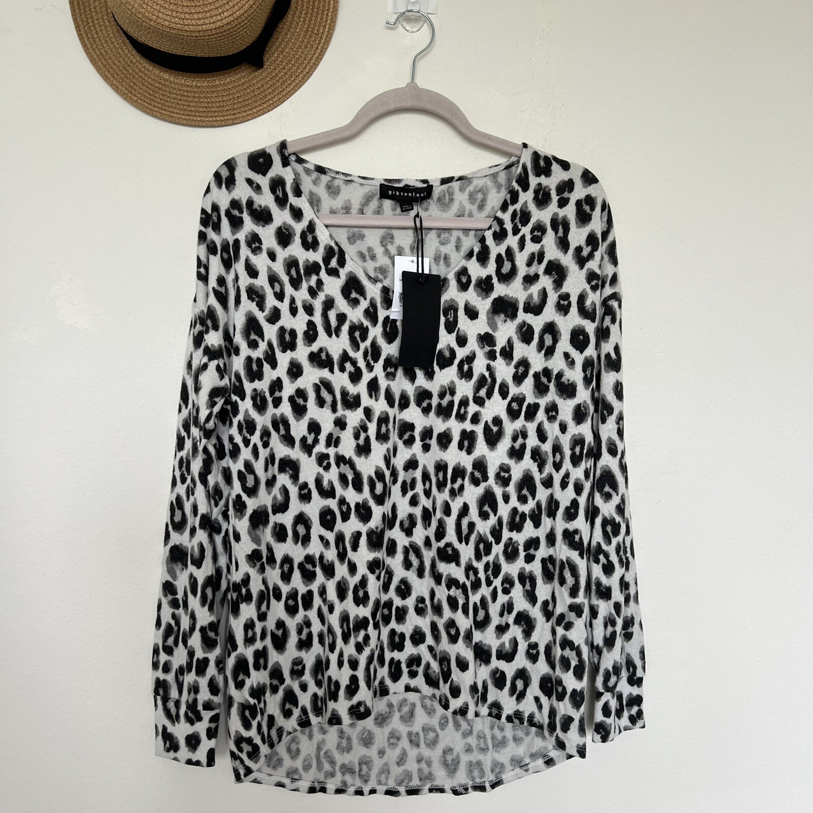 NWT GIBSONLOOK Fleece Sweater Ivory Black Animal Print V-Neck Top Small Womens