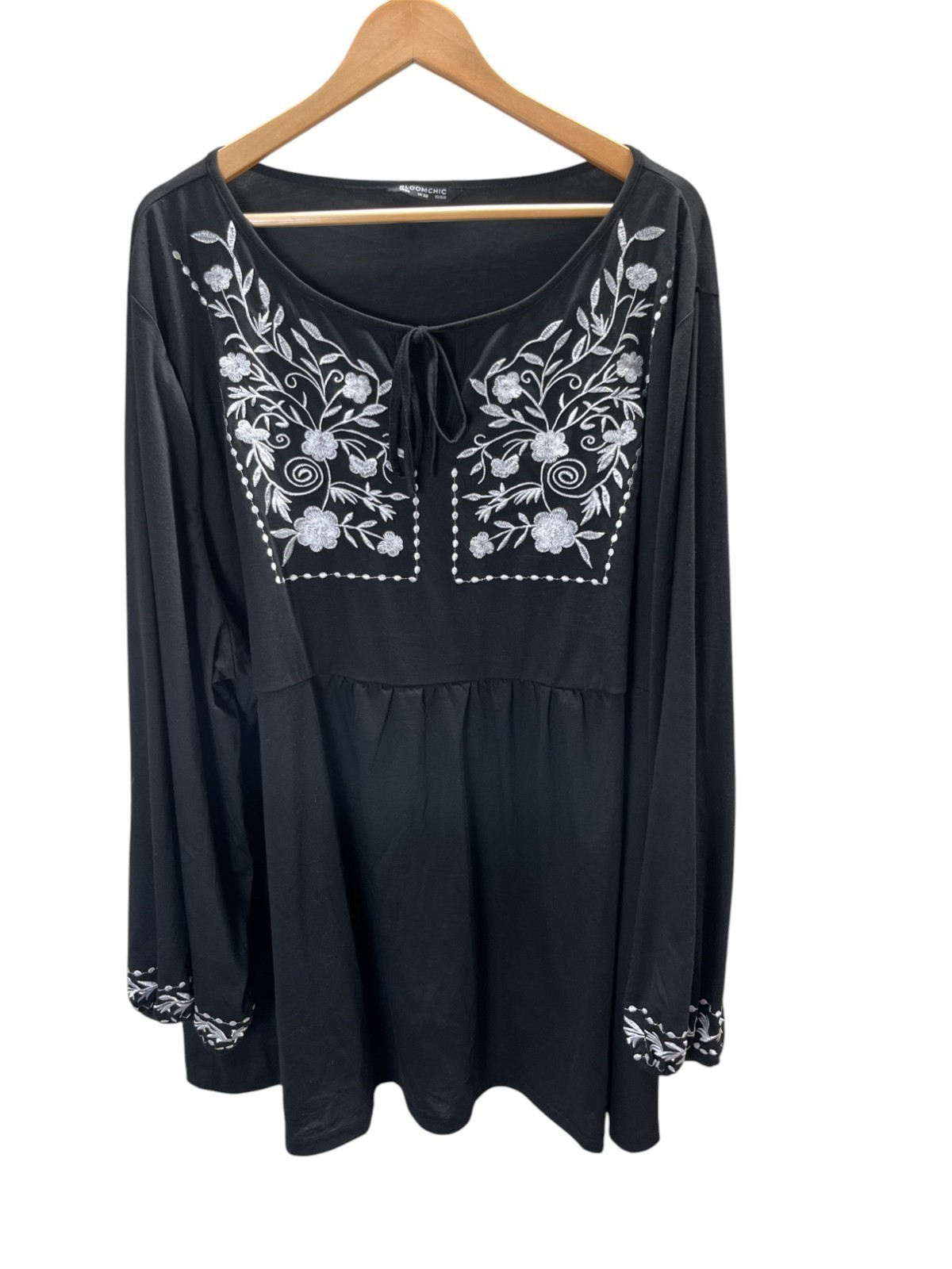 Bloom Chic Top Women’s Size 28 Black White Floral Embroidery Long Sleeve