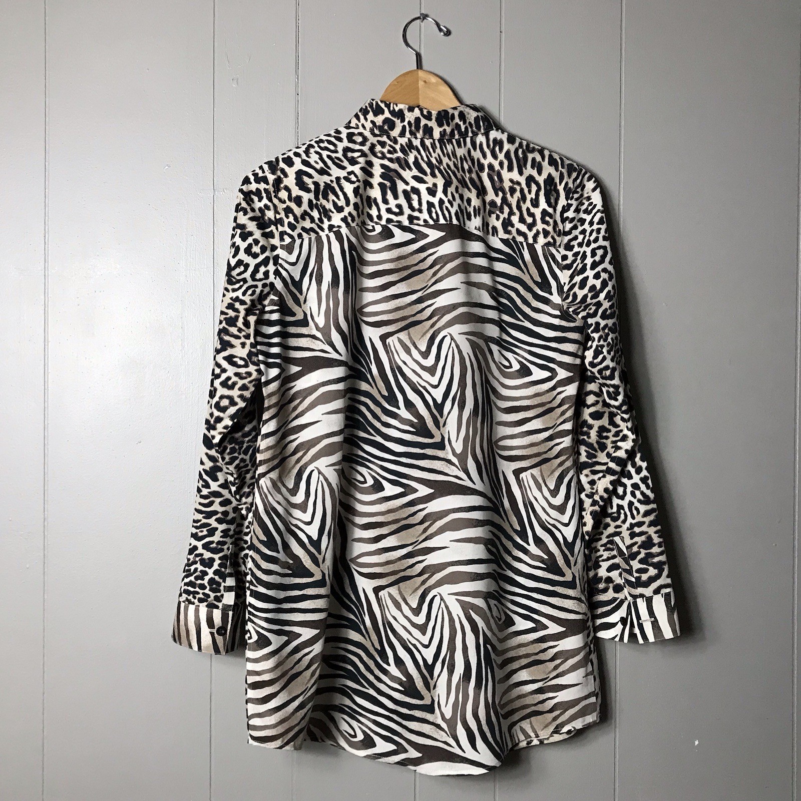 CHICO’S LEOPARD PATTERN NO IRON BUTTON DOWN SHIRT 100% COTTON WOMENS SIZE SMALL