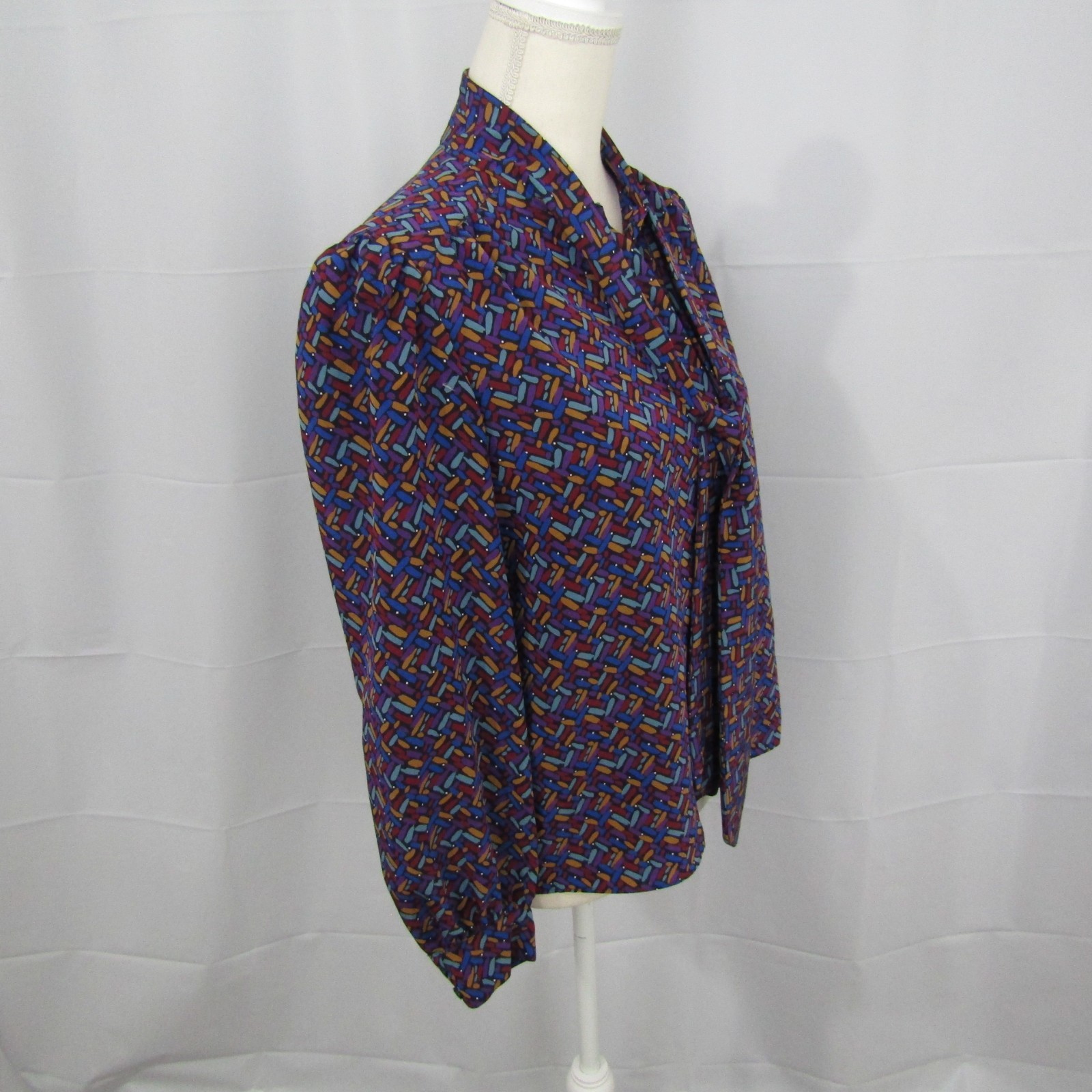 Sasson Shirt Top Blouse Button Up Mock Neck Tie Womens 8 Purple Geometric