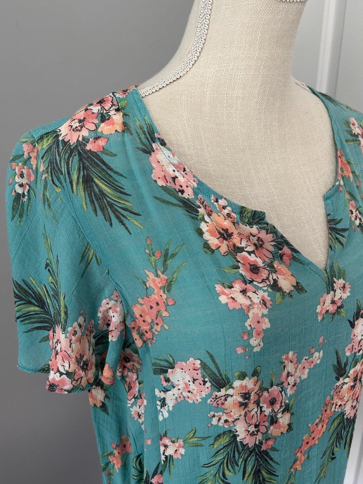 COUNTERPARTS~LARGE~GREEN & PINK FLORAL SHORT FLUTTER SLEEVE CASUAL-CAREER TOP~L