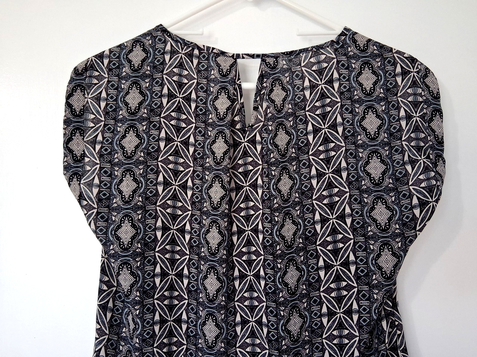 Sz M black, tan, light blue geo print sleeveless blouse by Pink Rose. Excellent