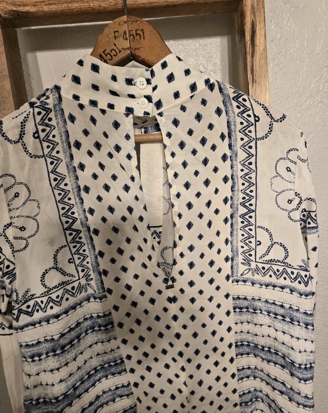 ​Rip Curl Women’s M Blue White Print High Neck Long Sleeve Blouse Keyhole