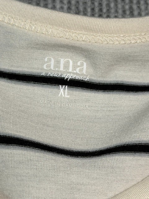 a.n.a A New Approach V-Neck Sleeveless Tank Top Women’s Size XL White Black NWT