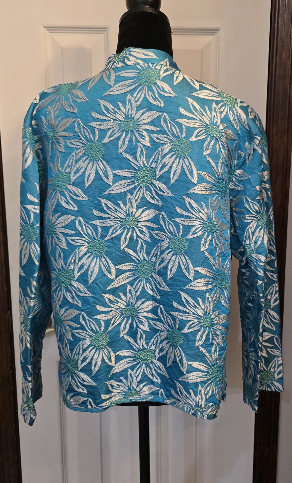 Chico’s Size 2 Large Silk Blend Embroidered Floral Blouse Turquoise Blue White