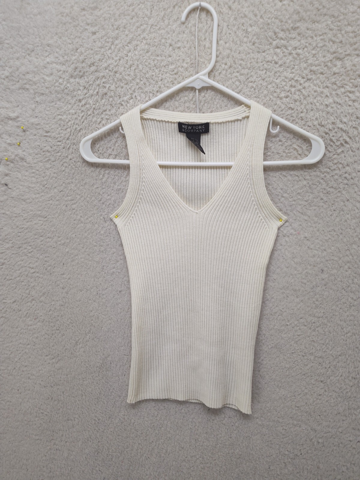 New York Company Women Top Medium Cream NylonBlend V Neck Sleeveless Ribbed Tank